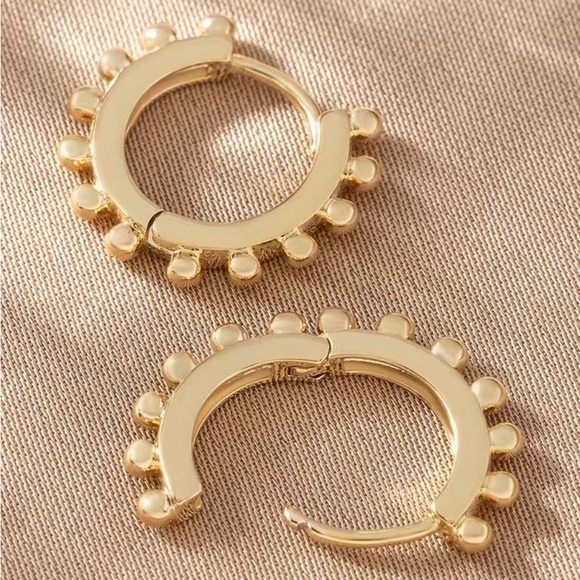 Tiny gold detail huggie hoops 18k gold plated ✨ - Picture 3 of 3